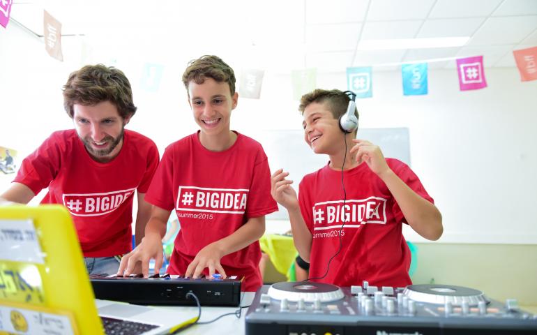 BIG IDEA Israel DJ remixing